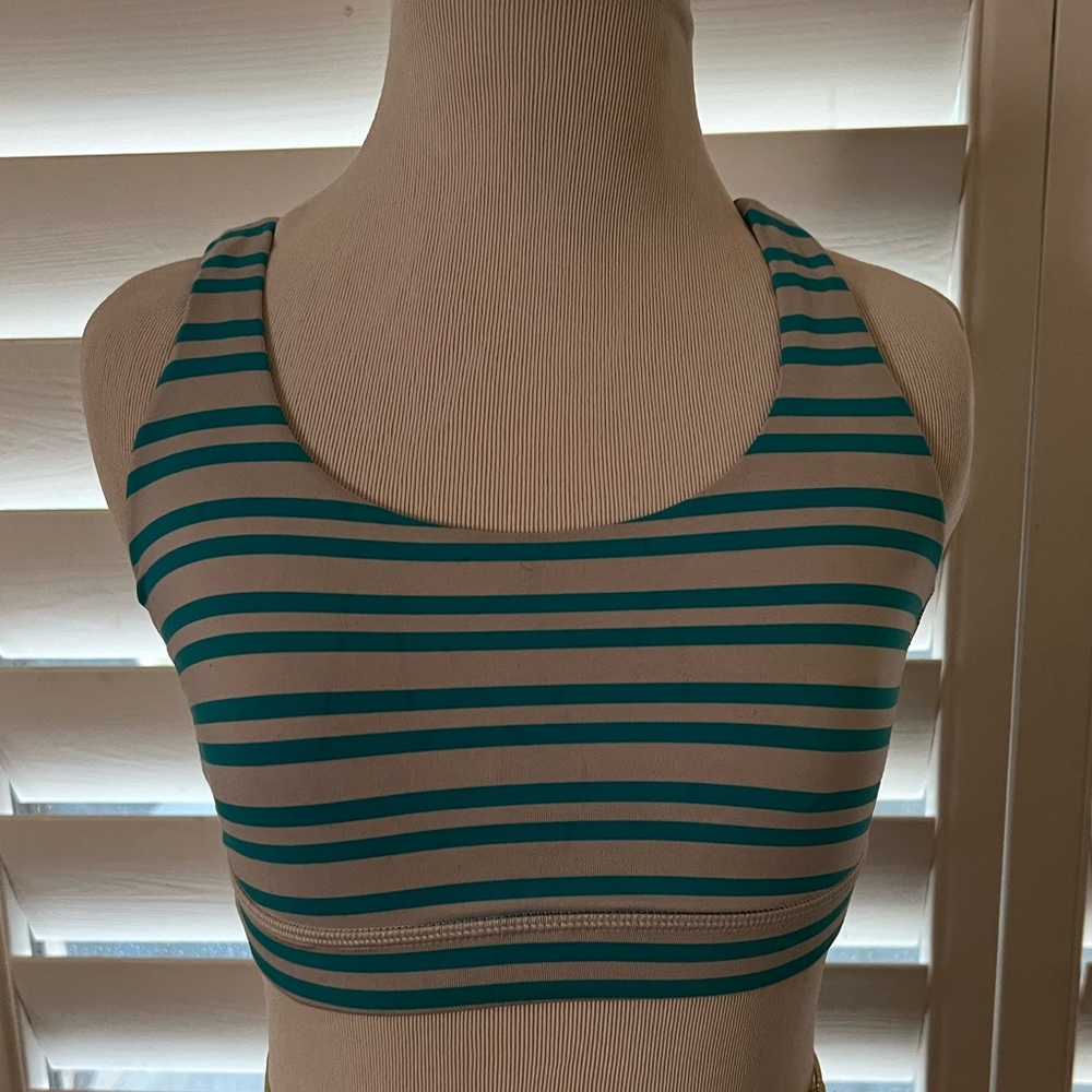 LULU LEMON SIZE 4 SPORTS BRA